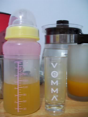 左边奶瓶是VeMMA宝宝（小天使）喝已经加水的VeMMA果汁。