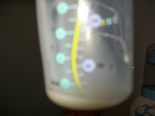 VeMMA伙伴蕙兰喝VeMMA之后，从挤奶器中挤出的母乳。