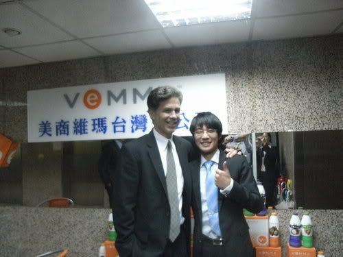 VEMMA总公司副总裁Peter 先生与台湾VeMMA伙伴小彭的合照