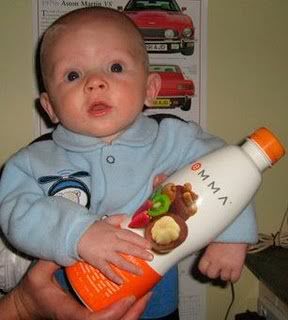 可爱婴儿拿着顺口又好喝的维玛VeMMA果汁合照。