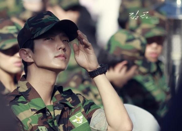 Lee Junki army photos