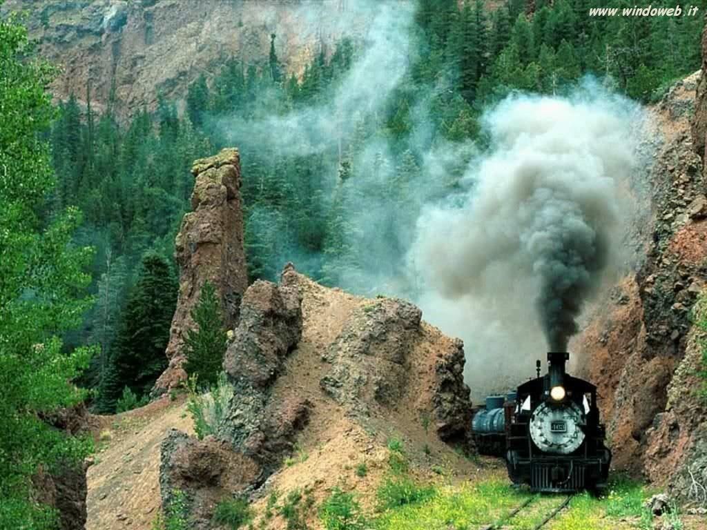Treno vapore tra  la rocce, foto