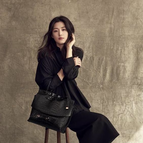 Pregnant Jeon Ji Hyun Elegant as Always in Strategically Bag Placed New ...