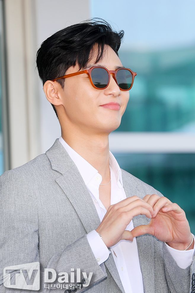 Park Seo Joon Channels the Modern Rat Pack Look Jetting Off to London ...