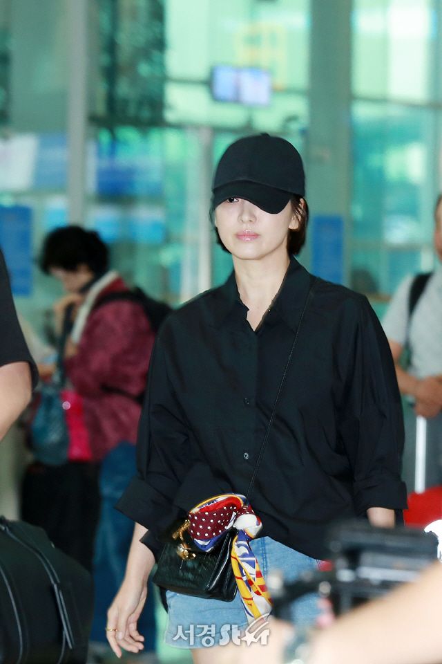 Song Hye Kyo Casually Radiant at Airport and Debuts Short Bob Hairstyle ...