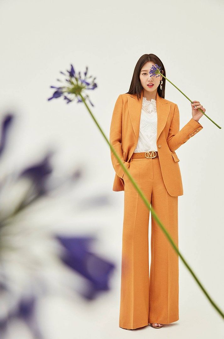 Park Shin Hye Accessorizes With Flowers in S/S 2020 Mojo S. Phine CF ...