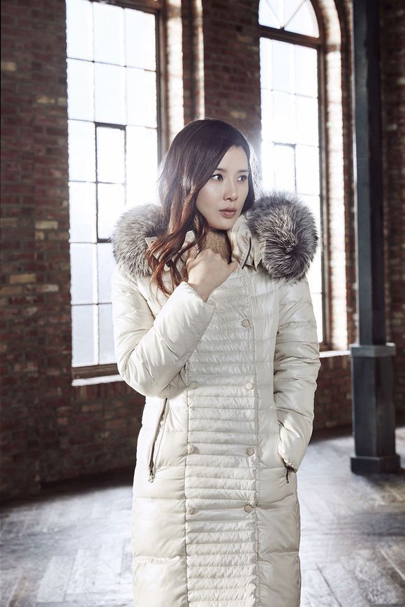 New Mommy Lee Bo Young Makes First Appearance in Winter Outerwear Ad ...